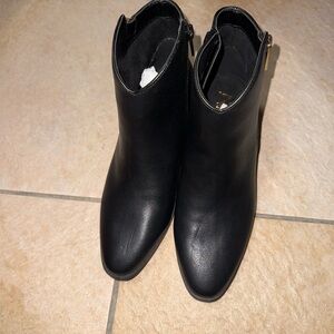 A2 by Aerosoles Women's Cross Over Ankle Boots SIZE 6M